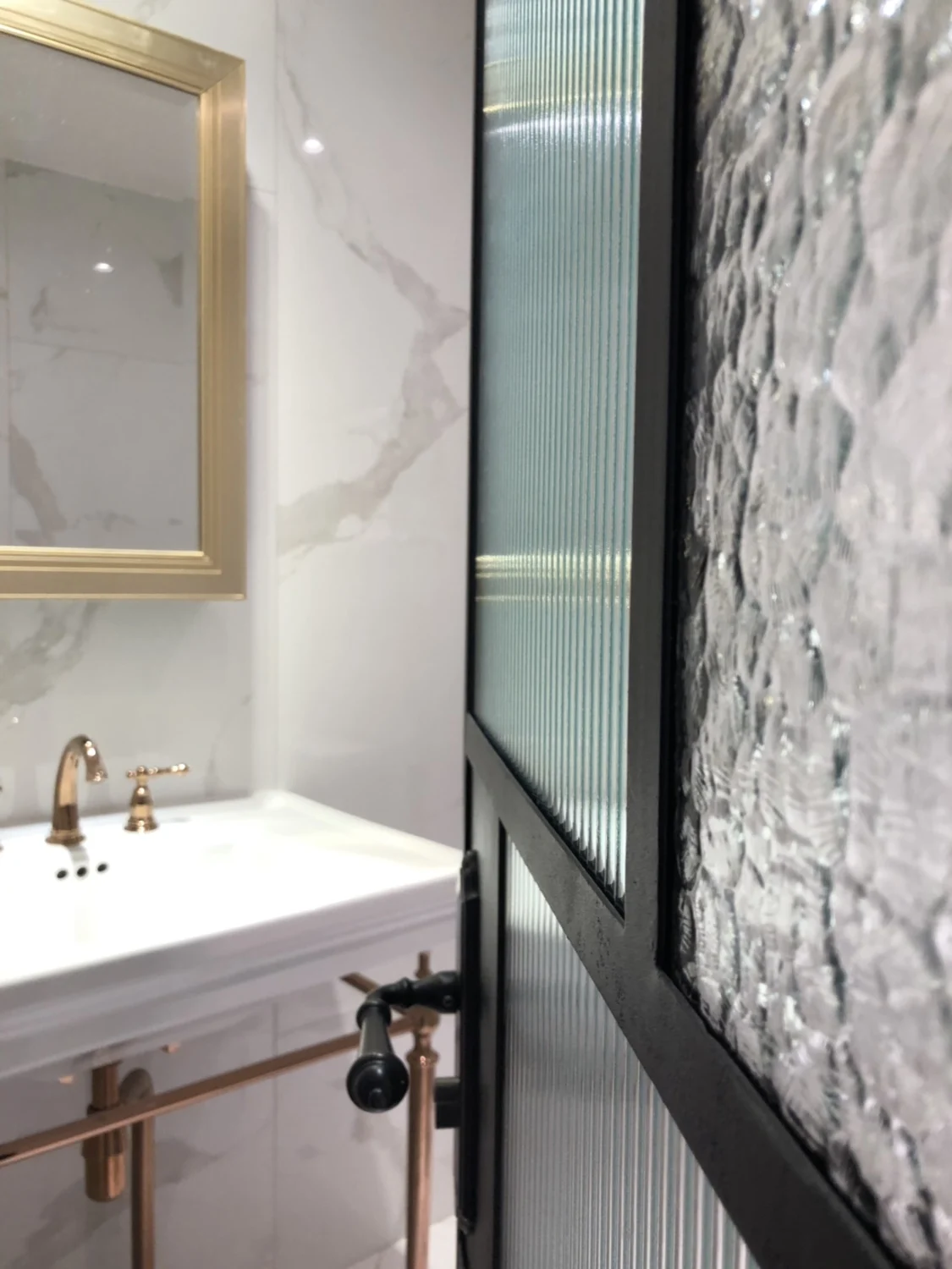 حامل ثلاثي الفتحات للحوض بتصمي - مراجعة Home Bathroom Design Simple وسعره